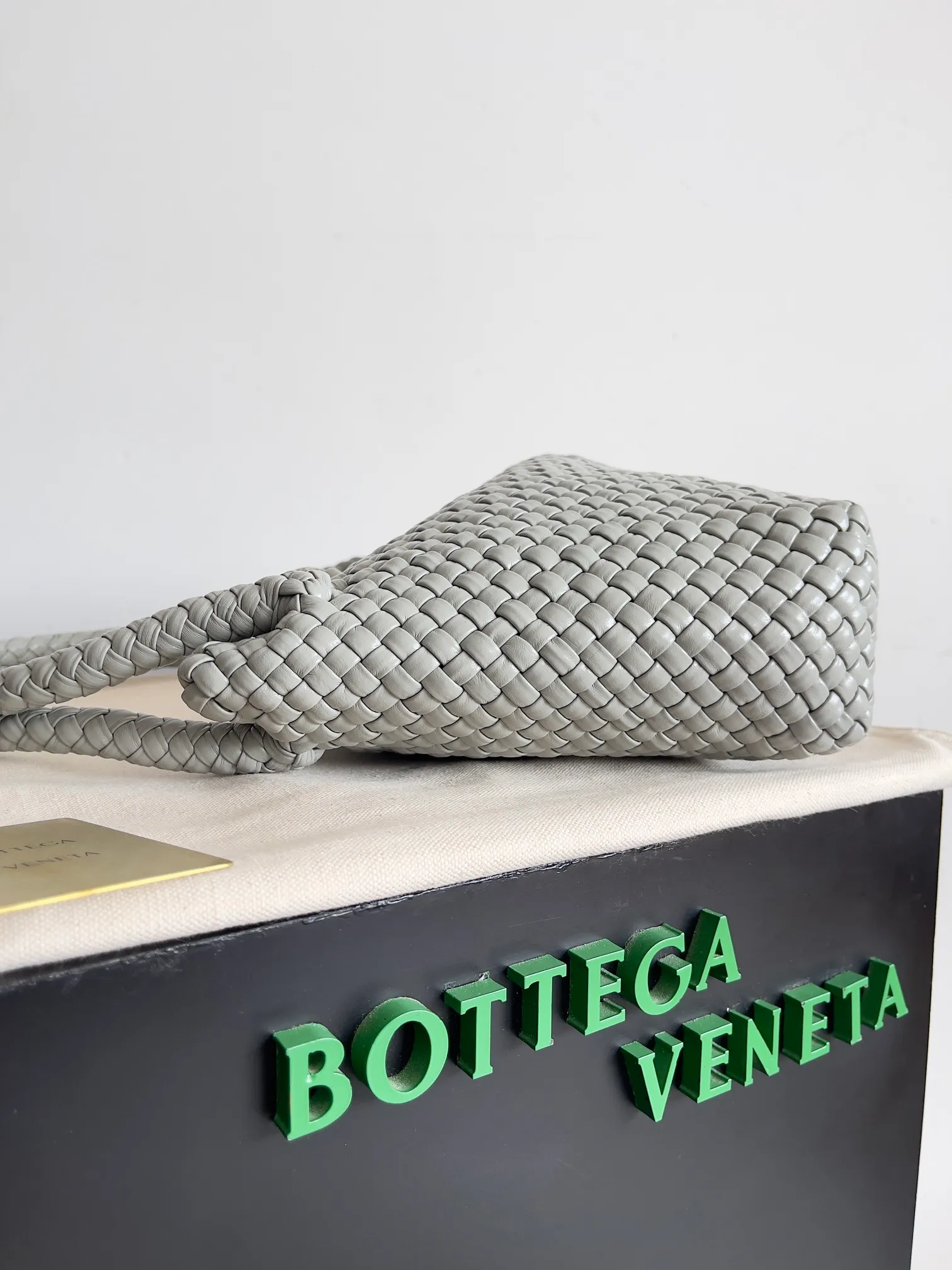 Batch 5960 BV collectible small woven handbags are really YYDS!! Bottega Veneta’s most classic small woven handbags are back! ! Dalmatian stone is more noble. We use the highest quality leather with the highest craftsmanship to create the most precious works. We have created the original Intrecciato leather weaving process. This unique traditional exclusive leather weaving method has not only become our logo, but also reflects the time-consuming and labor-intensive craftsmanship of our products. ❤️ The new TOSCA handbag It must be a selection worth collecting🆕⚠️⚠️Baby, gold balls, malachite, pearls, spotted stones can be sold individually and can be assembled by yourself. Style number: 716974 Size: 27*9*18cm